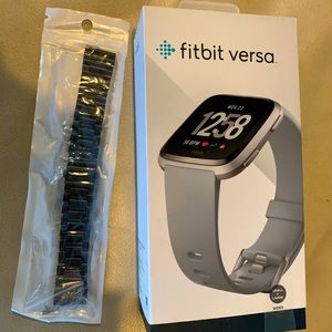 Fitbit Versa smartwatch with 2 extra bands